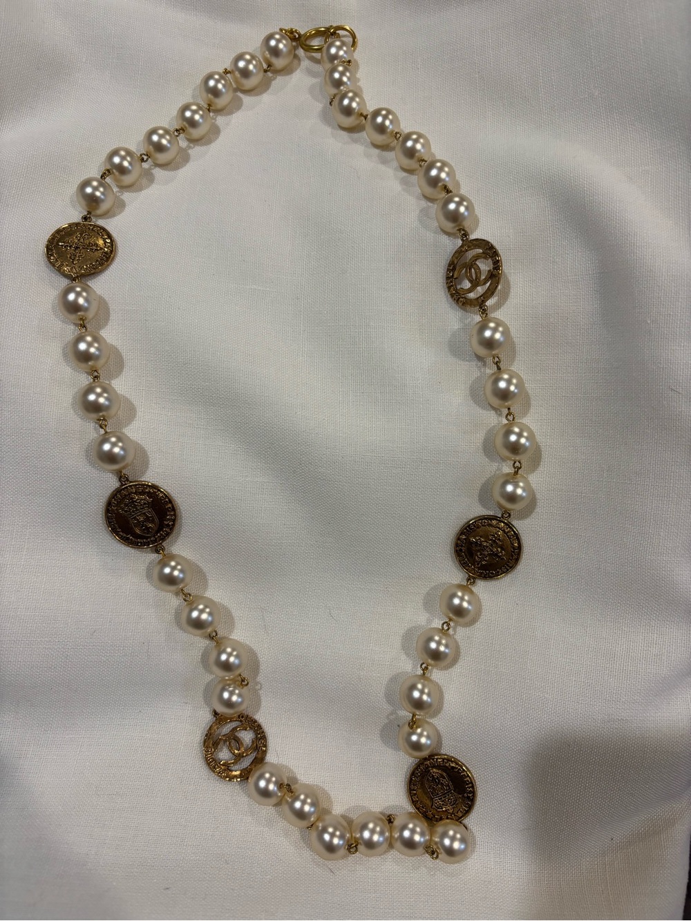Chanel Vintage Faux Pearl Gold-plated 1980s Medallion Necklace